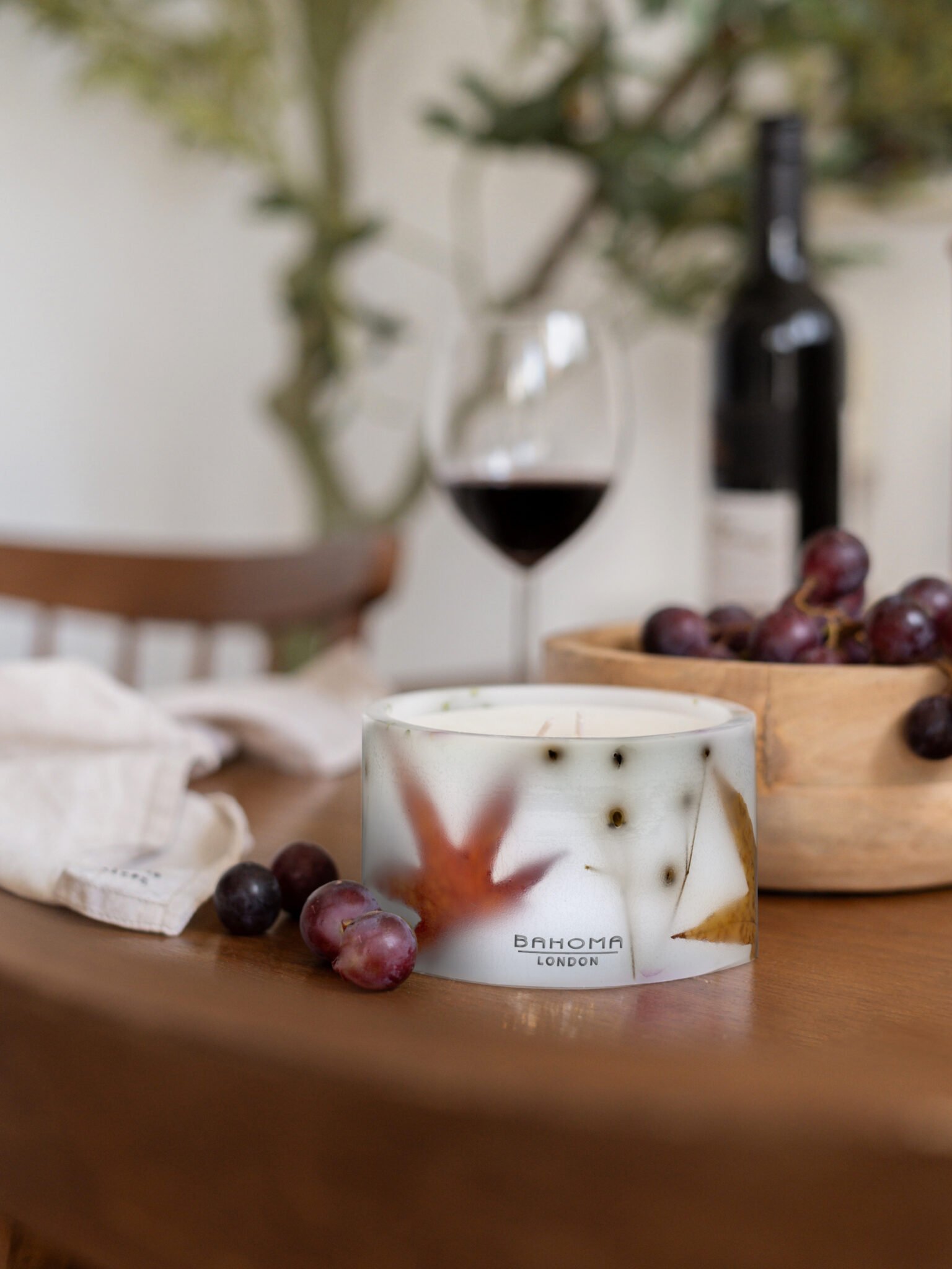 Cinnamon & Peppercorn - Botanical Pillar Candle mood picture